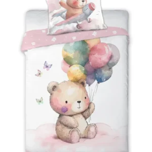 Freigestellte Frontalansicht des Bettwäsche-Sets mit Teddybär und Luftballons auf dem Deckenbezug sowie Bär im Flugzeug auf dem Kissen.