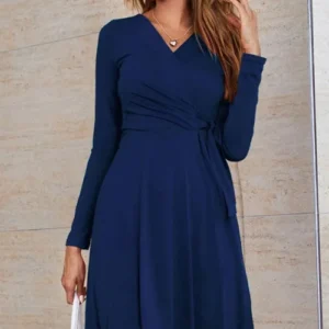 Langärmliges Minikleid im Wickelstil in Marineblau