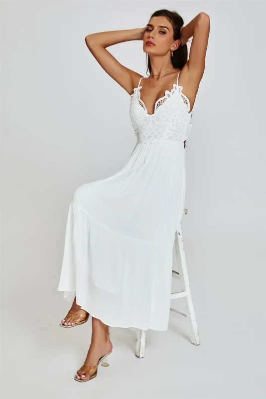 Maxikleid mit Spitzenoberteil in Weiß