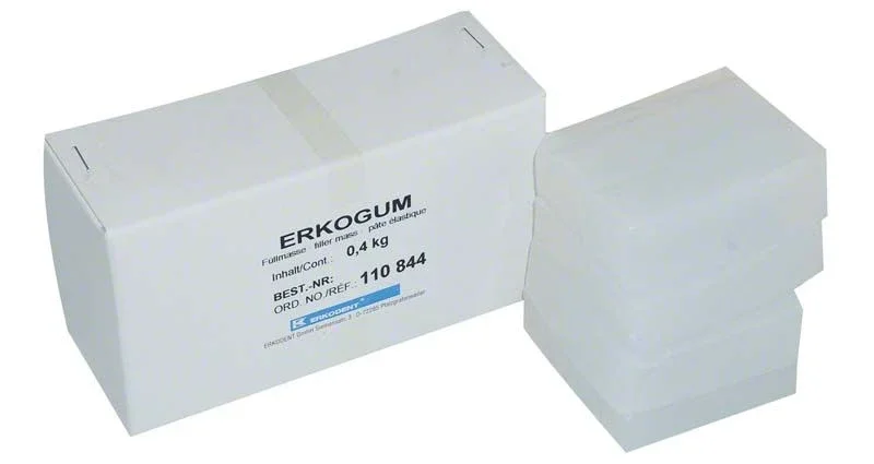 Erkogum Ausblockmaterial transparent 400g mit Verpackung und gestapelten Blöcken.