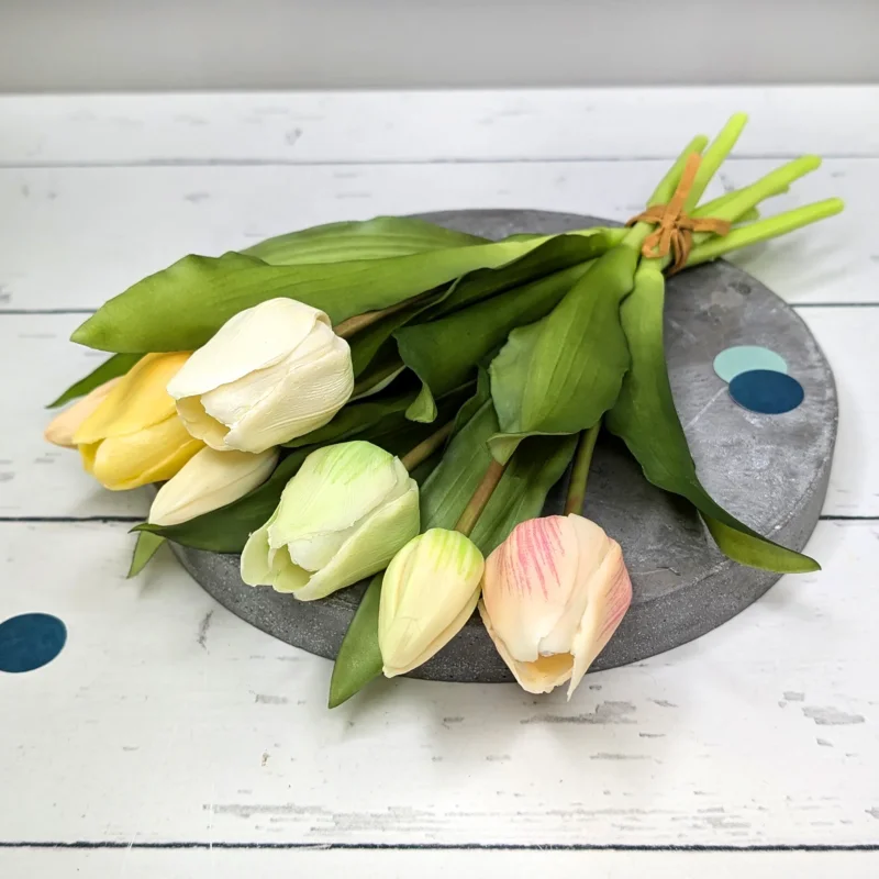 Großer Tulpenstrauß „Sally“ mit sieben Seidenblumen auf grauem Dekoteller liegend