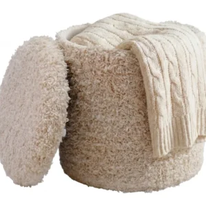 Sitzhocker Boho mit Stauraum aus Wolle in Beige, Gesamtansicht mit aufgeklapptem Deckel und darin liegendem Kissen.