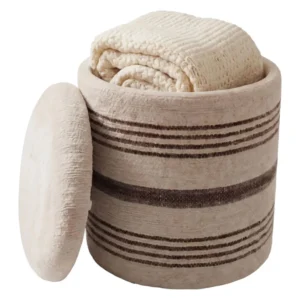 Sitzhocker mit Stauraum aus Wolle in Beige, Deckel geöffnet mit Wolldecke im Inneren sichtbar.