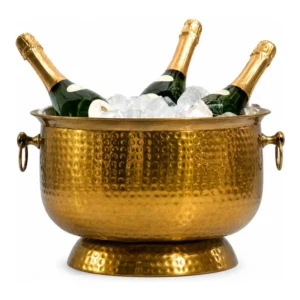 Champagnerkühler Hammerschlag Gold XXL für 6 Flaschen in Gesamtansicht mit drei Champagnerflaschen und Eis gefüllt.