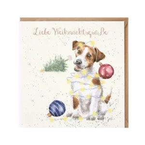 Die Doppelkarte "Joyfull And Triumphant" von Wrendale Designs zeigt einen in eineLichterkette verwickelten braun-weißen Hund, dem eine Christbaumkugel vom Ohr baumelt, während eine Weitere vor ihm auf dem Boden rollt und im Hintergrund ein umgestürzter Weihnachtsbaum zu sehen ist. Die humorvolle Illustration von Hannah Dale vermittelt die freudige Stimmung der Feiertage mit einem Augenzwinkern. Der zarte Schriftzug "Liebe Weihnachtsgrüße" steht in der oberen Bildmitte.