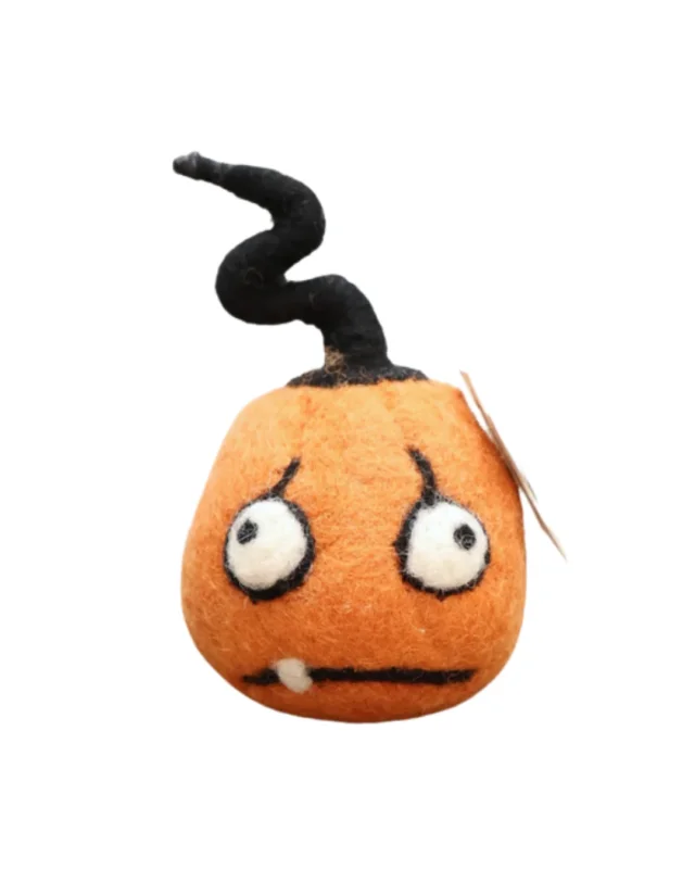Halloween Filzkürbis "Oh Nein" von Grace und Gloria aus orangenem und schwarzen Filz mit leicht überfordertem Gesichtsausdruck.