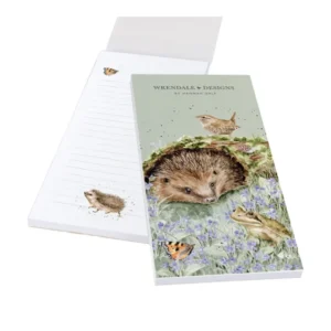 Das Motiv mit dem niedlichen Igel, welcher unter der Rinde eines verwiterten und bemoosten Baumes sitzt in Gesellschaft von Frosch, Zaunkönig und Schmetterling von Hannah Dale nimmt dich mit in eine liebevolle Szene auf einer blaue Blumenwiese.