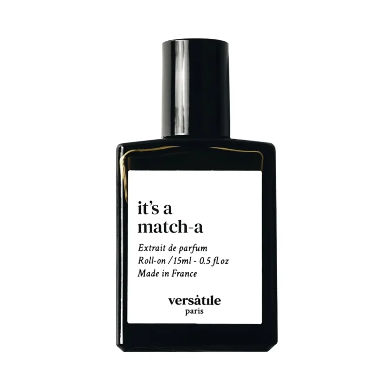 Versatile - It’s a Match-A Roll-on Flakon in schwarzem Design mit weißem Etikett vor weißem Hintergrund