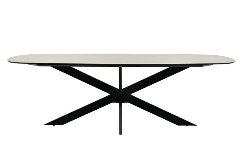 Der Lesli Living Dining-Tisch von Zeo Living verfügt über eine ovale Keramik-Tischplatte und einen schwarzen X-Fuß-Unterbau vor einem schlichten weißen Hintergrund.