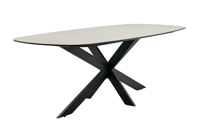 Der Esstisch Lesli (240 x 100 cm) von Zeo Living verfügt über eine helle Keramikplatte und kräftige, schwarze, X-förmige Aluminiumbeine und verbindet nahtlos Stil und Funktionalität.