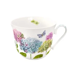 Lieblingstasse mit Hortensien-Motiv vom Grätz Verlag vor weißem Hintergrund.