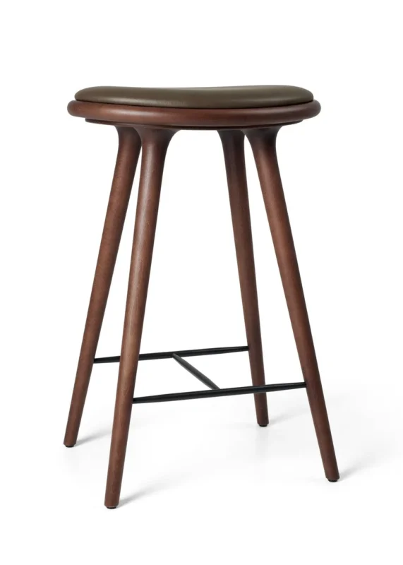 High Stool, braune Buche, Nuance Dark Brown Leder, 69 cm, niedriger Barhocker von Mater
