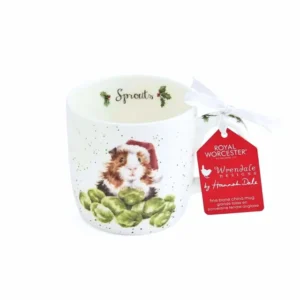 Porzellantasse mit Meerschweinchen-Motiv von Wrendale Designs vor weißem Hintergrund. Innen steht „Sprouts“ und die Vorderseite zeigt ein Meerschweinchen, das zwischen Rosenkohl sitzt und eine Weihnachtsmütze auf dem Kopf hat.