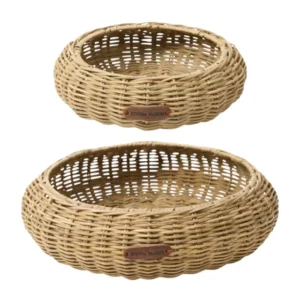 Rustic Rattan "Aurea Tray Set" von Rivier Maison vor weißen Hintergrund. Auf dem Bild ist ein kleines und ein größeres Tray zu sehen. Beide Trays haben an der Seite ein kleines Stück Leder mit der Aufschrift "Riviera Maison". Die Trays sind rund und ziehmlich flach.