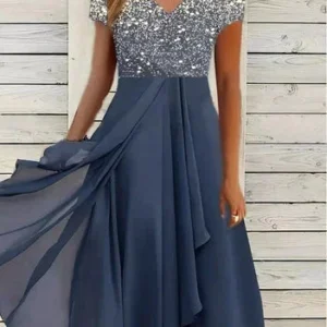 Luftige Sommerkleid mit glamourösem Look – Soraya