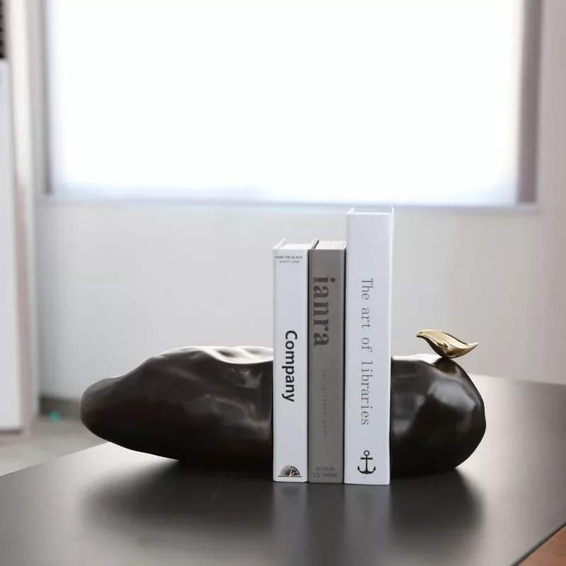 Kreative nordische Buchstütze aus Stein