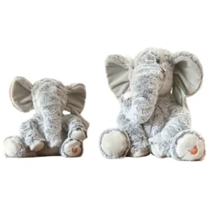 Elefanten Kuscheltiere Winnie nebeneinander in den Größen M und L von Wrendale Designs.