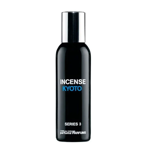 Comme des Garçons - Series 3: Incense - Kyoto Flakon in schlichtem schwarz mit silbernem Verschluss und blauem Schriftzug