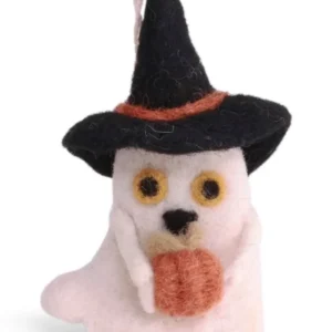 Weißer Halloween Geist von Gry & Sif aus handgefilzter Wolle mit Hexenhut und kleinem Kürbis als Freisteller