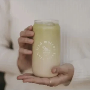 Hohes Trinkglas Iced Matcha Latte Club von Eulenschnitt mit modernem Schriftzug und 500 ml Fassungsvermögen.
