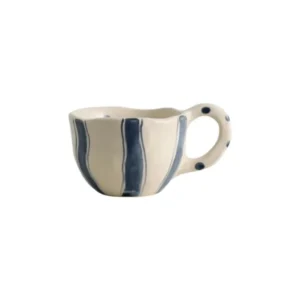 Atelier FORMA GOGI Tasse aus handbemalter Keramik mit blauen Streifen und Punkten.