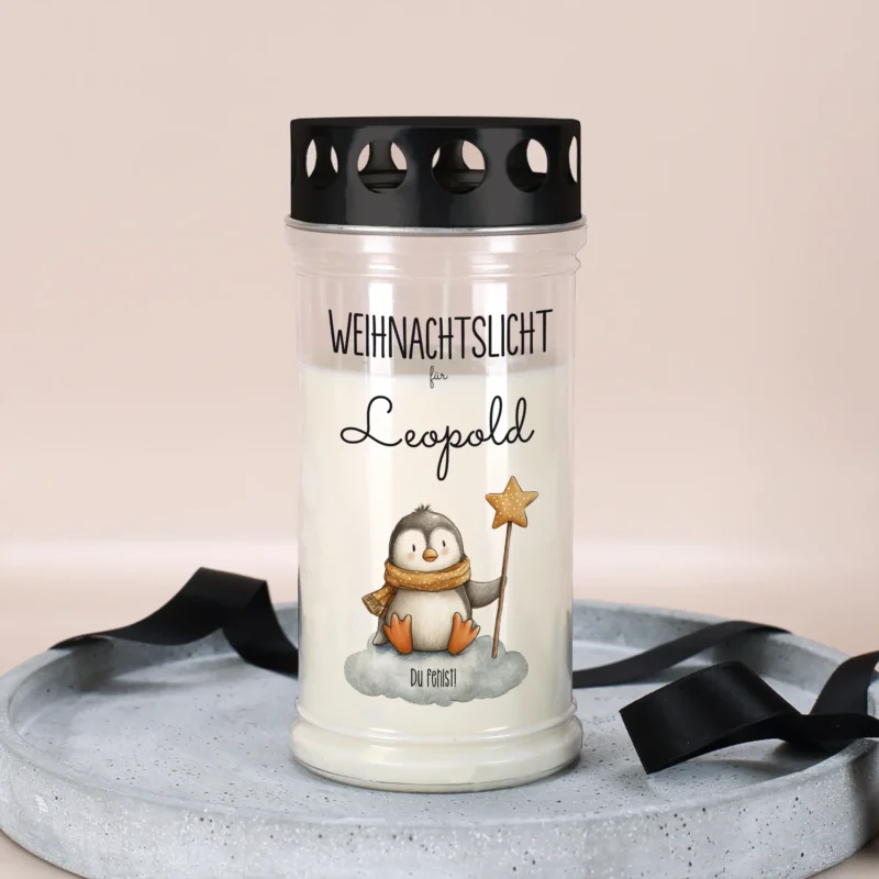 Personalisierte Weihnachts-Grabkerze mit Pinguinmotiv und Name Leopold, dekorativ auf Tablett arrangiert