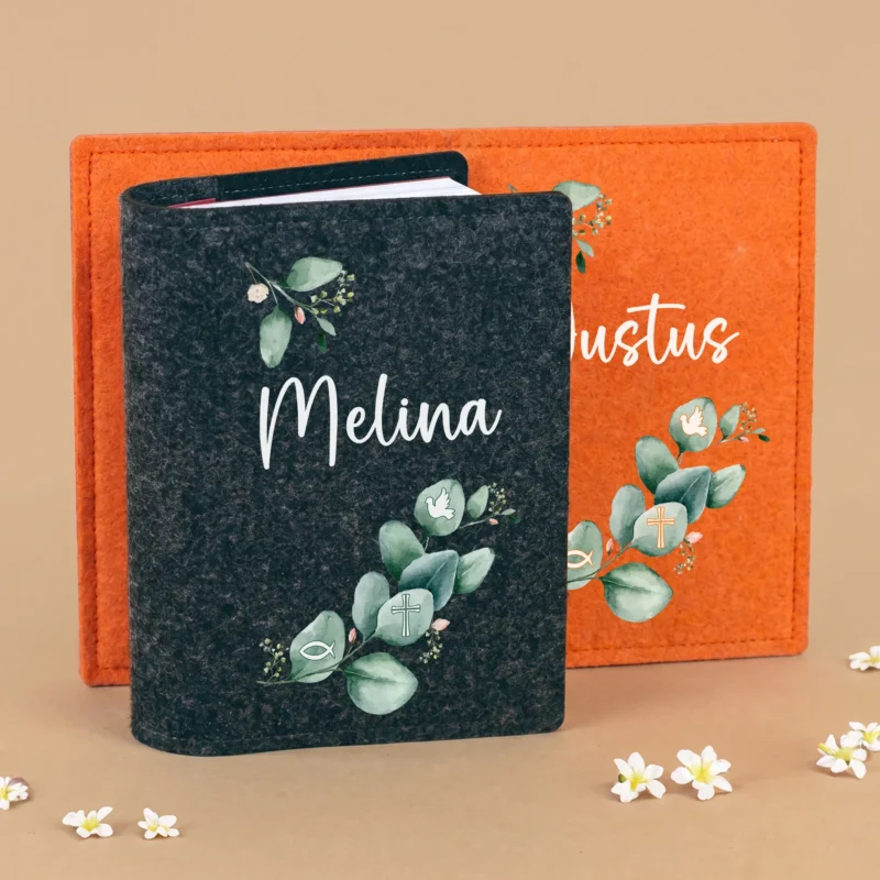 Personalisierte Buchhülle aus Filz in Anthrazit und Orange mit Eukalyptus Motiv, christlichen Symbolen und Name