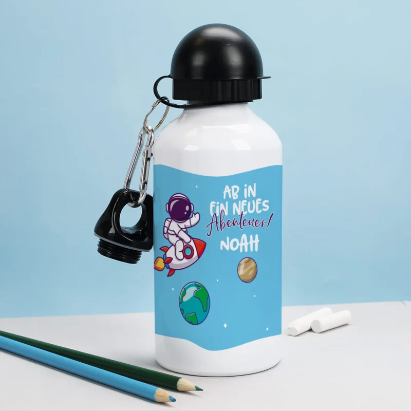 Kinder-Trinkflasche mit Astronautenmotiv und Name auf Schreibtisch – ideal für Einschulung oder Kindergartenstart