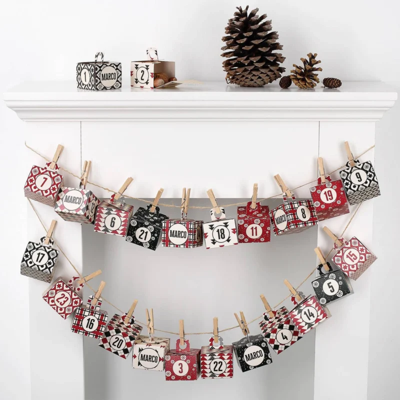 Adventskalender an Schnur und Klammern aufgehangen mit Wunschname
