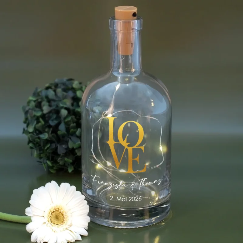 Personalisierte LED-Karaffe mit goldenem LOVE-Motiv und Blume – Namen & Datum auf grünem Hintergrund